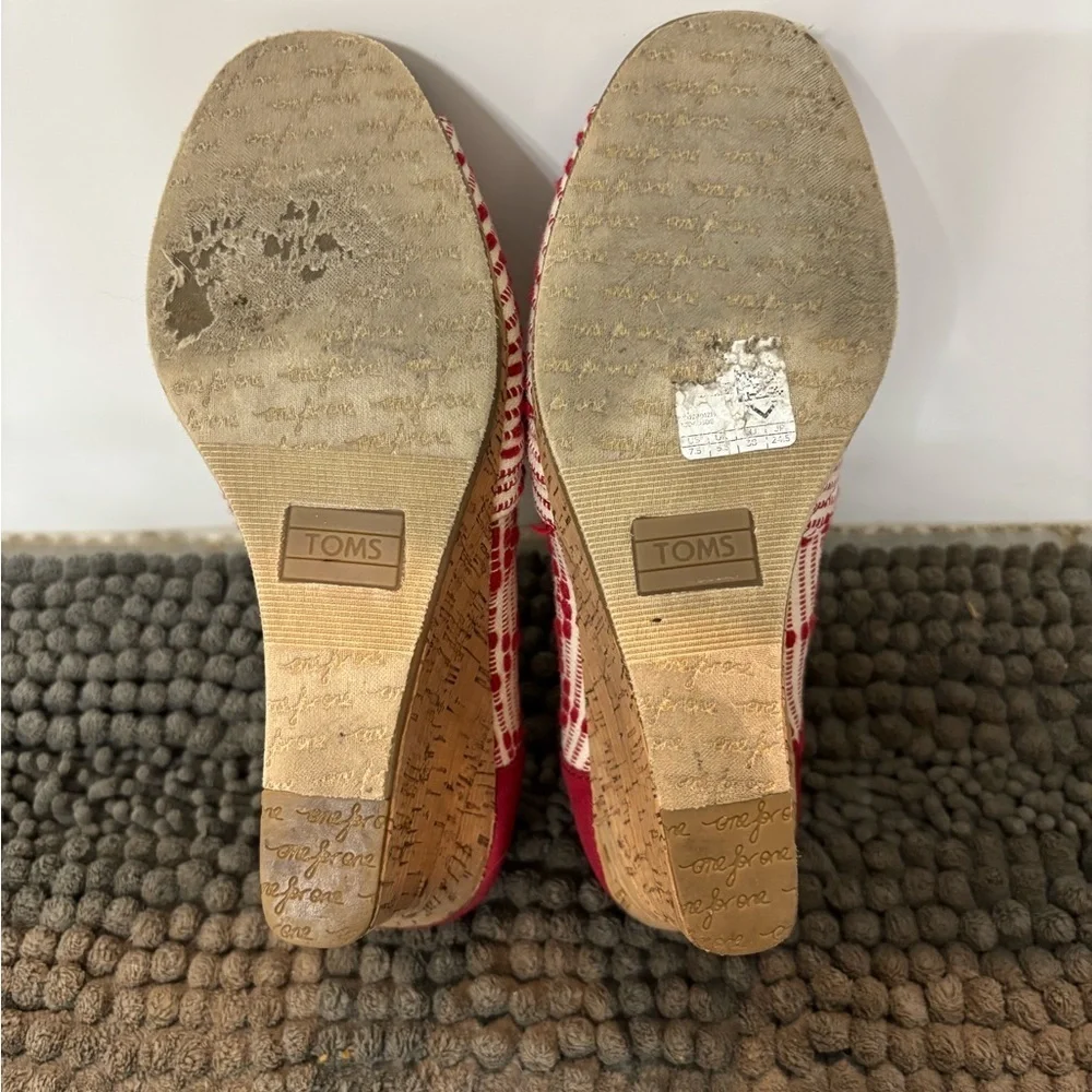 Toms red white